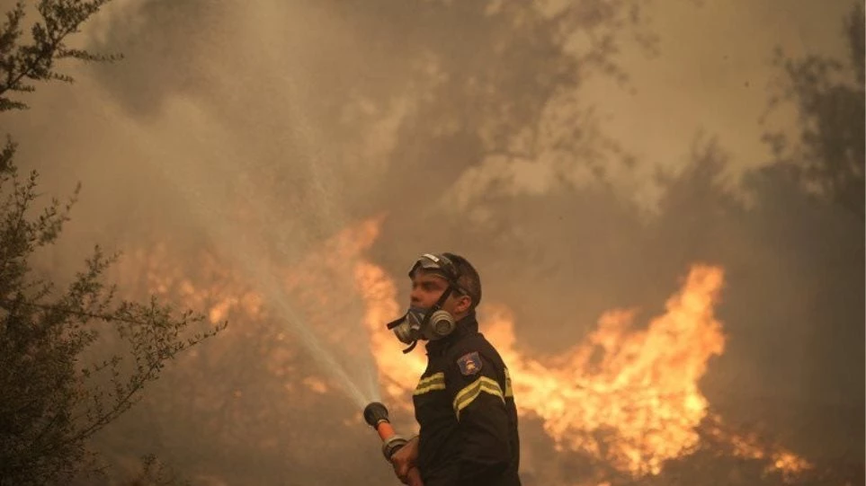 Κόρινθος: Σε εξέλιξη η φωτιά στις περιοχές Ζεμενό και Θροφάρι